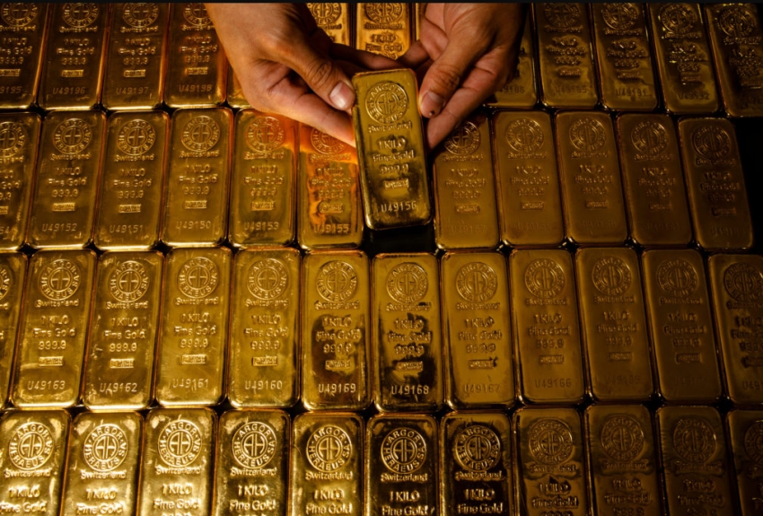 جولدمان ساكس يتوقع ارتفاعًا قياسيًا للذهب وضعفًا في النفط في توقعات السلع لعام 2026