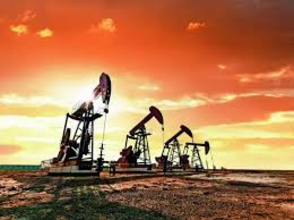 النفط يتراجع 2% وسط استئناف شحنات النفط عبر مضيق هرمز
