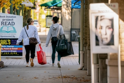 تضخم أسعار المستهلكين في أمريكا يرتفع بأقل من المتوقع ويبقي الفيدرالي على مساره