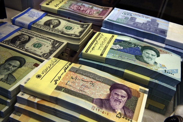 الريال الإيراني يهبط لمستويات قياسية جديدة جراء مخاوف من ترامب