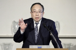 الين يهبط بعد أنباء عن محادثات مع "أماميا" لتولي رئاسة بنك اليابان