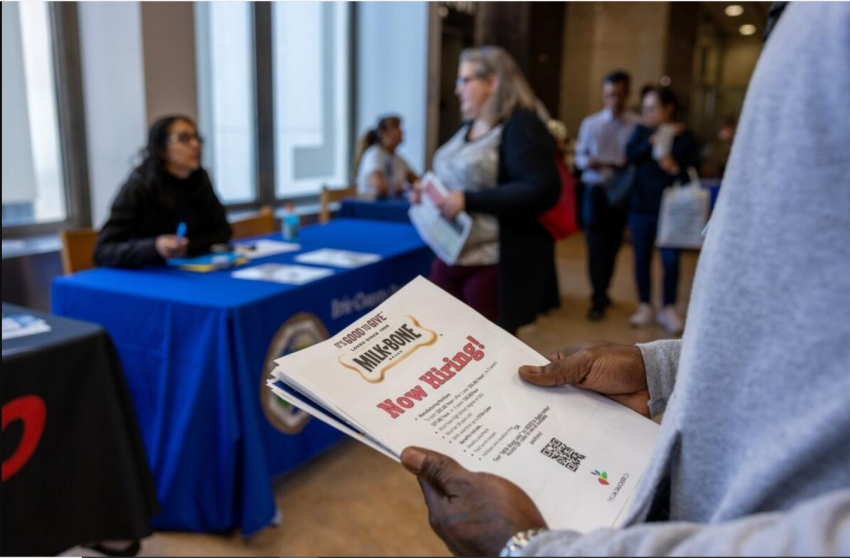 انخفاض طلبات إعانة البطالة الأمريكية بأكبر قدر منذ نوفمبر