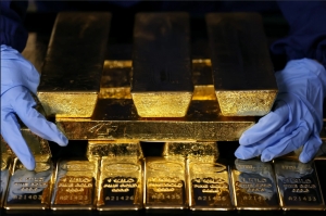 الذهب يرتفع مع تراجع الدولار وآمال التوصل لاتفاق في الشرق الأوسط